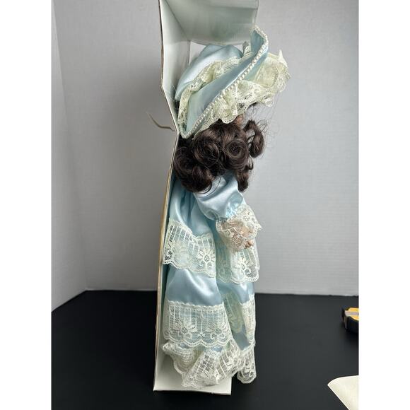Seymour Mann Porcelain Doll, NIB, 18'' Blue Victorian Dress With Pearls Laura - Picture 7 of 9